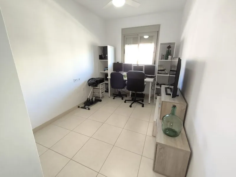 Spacious renovated 3-bedroom apartment with terrace, garage, storage room and communal areas in Torremolinos
