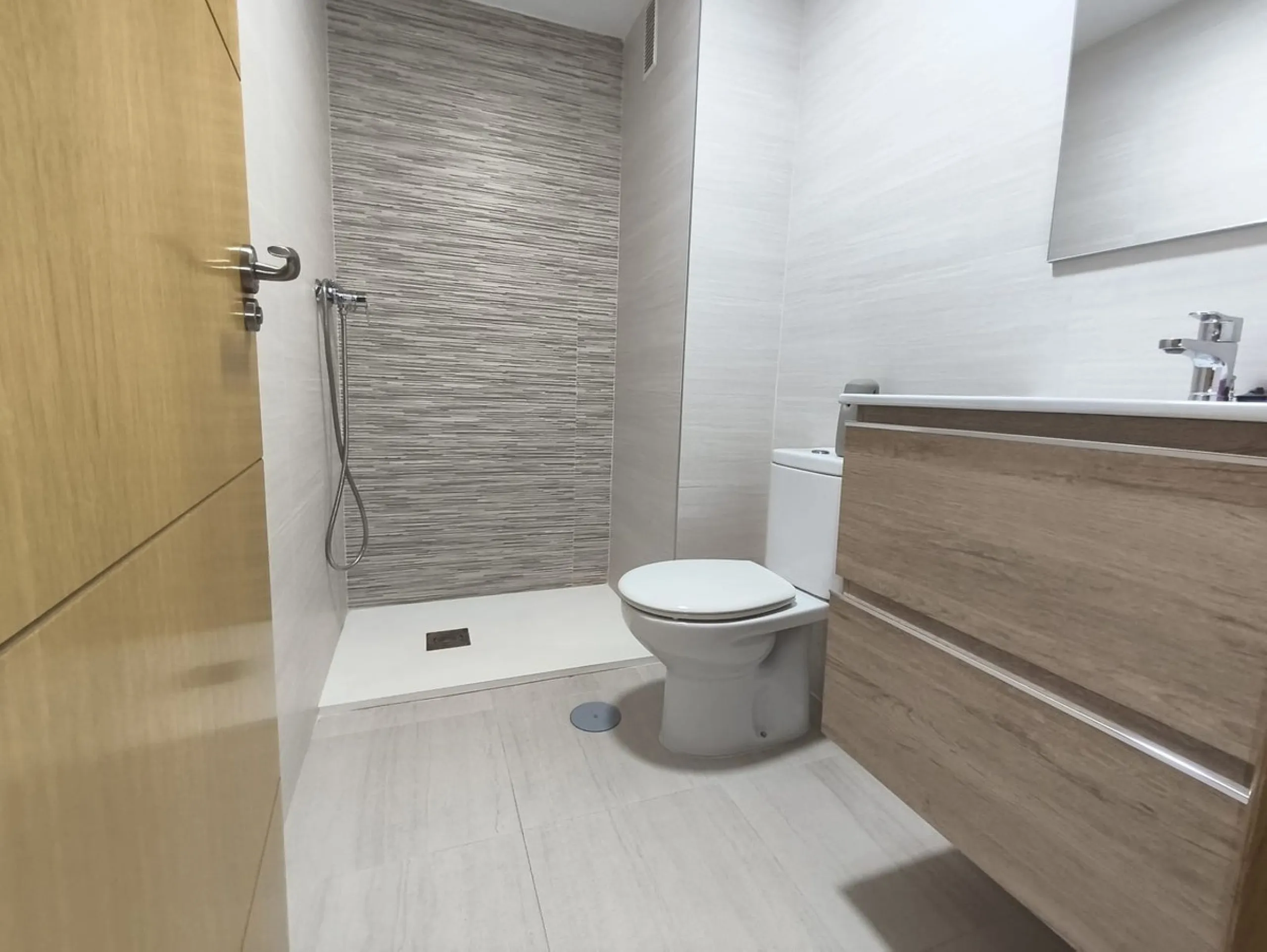 Spacious renovated 3-bedroom apartment with terrace, garage, storage room and communal areas in Torremolinos