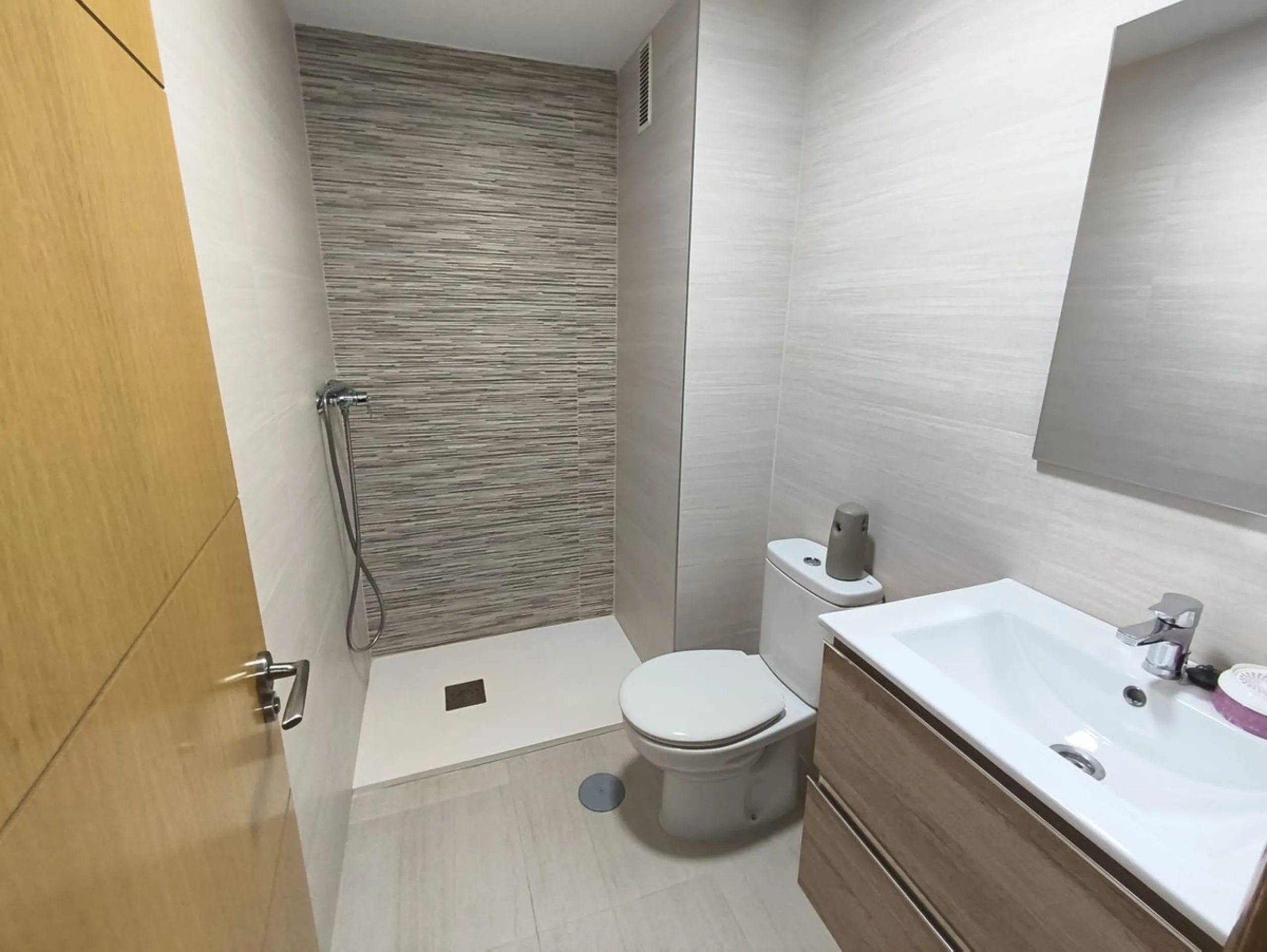 Spacious renovated 3-bedroom apartment with terrace, garage, storage room and communal areas in Torremolinos