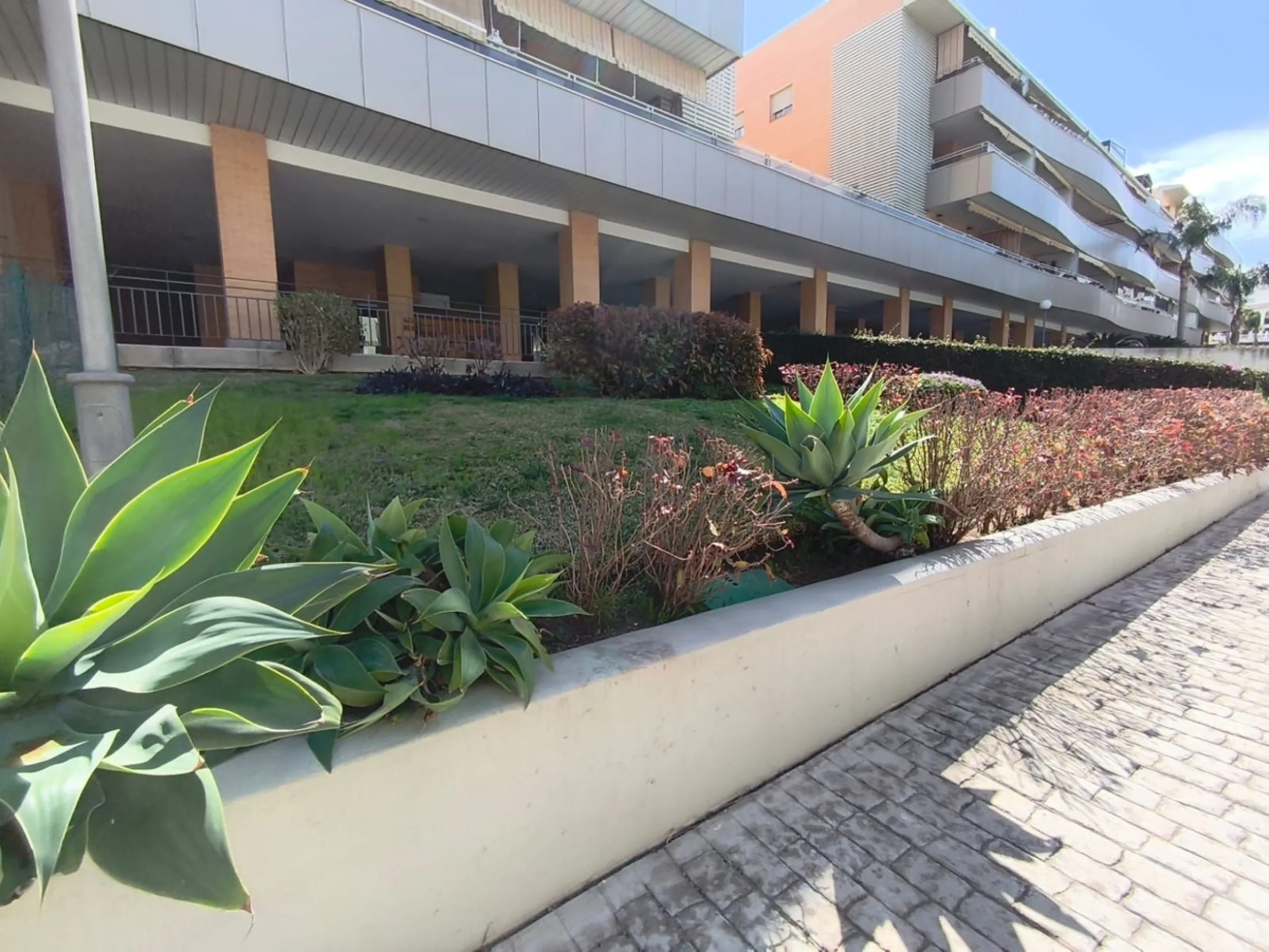 Spacious renovated 3-bedroom apartment with terrace, garage, storage room and communal areas in Torremolinos