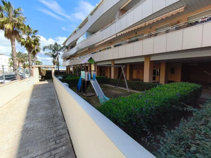 Spacious renovated 3-bedroom apartment with terrace, garage, storage room and communal areas in Torremolinos