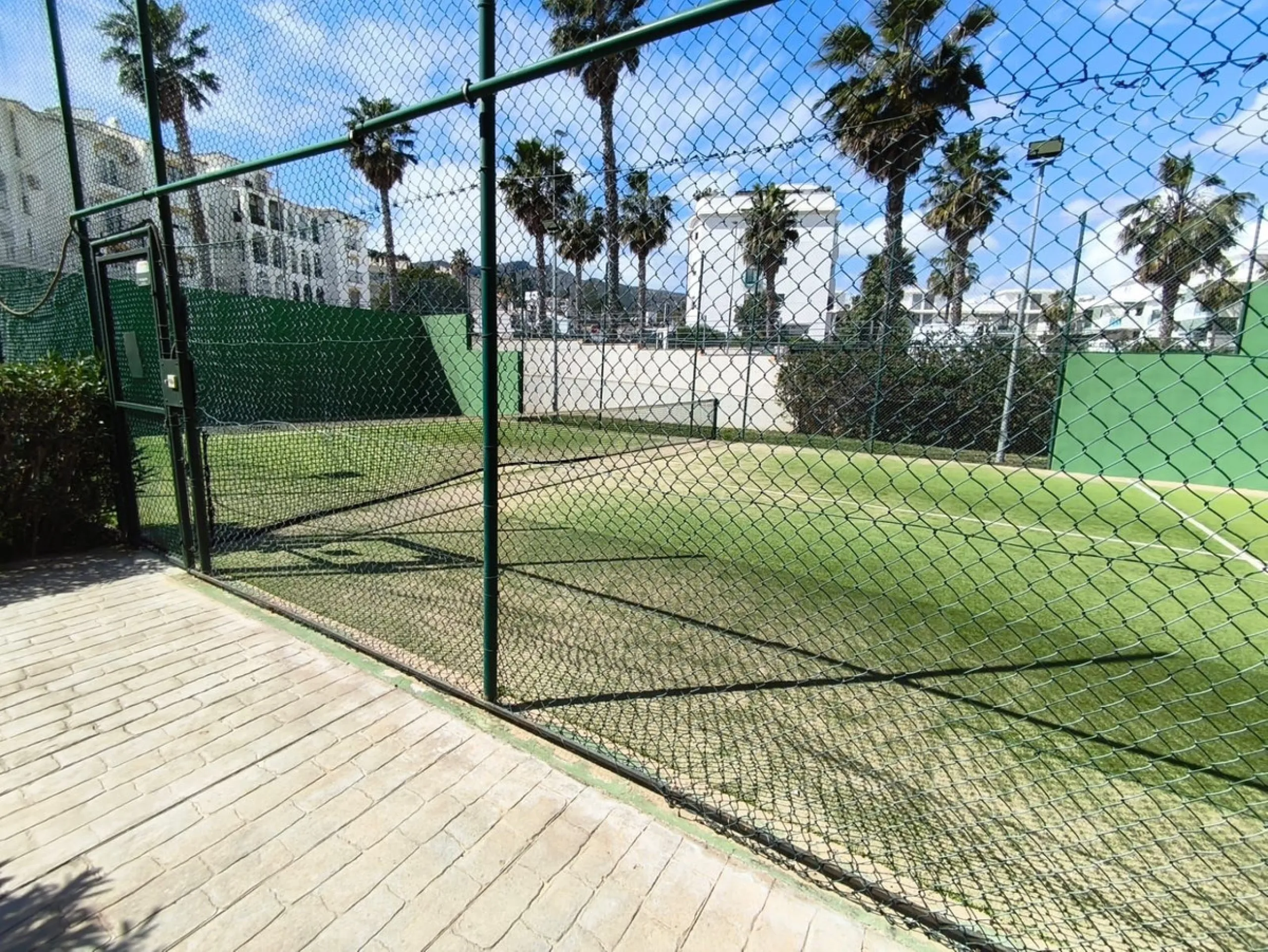 Spacious renovated 3-bedroom apartment with terrace, garage, storage room and communal areas in Torremolinos