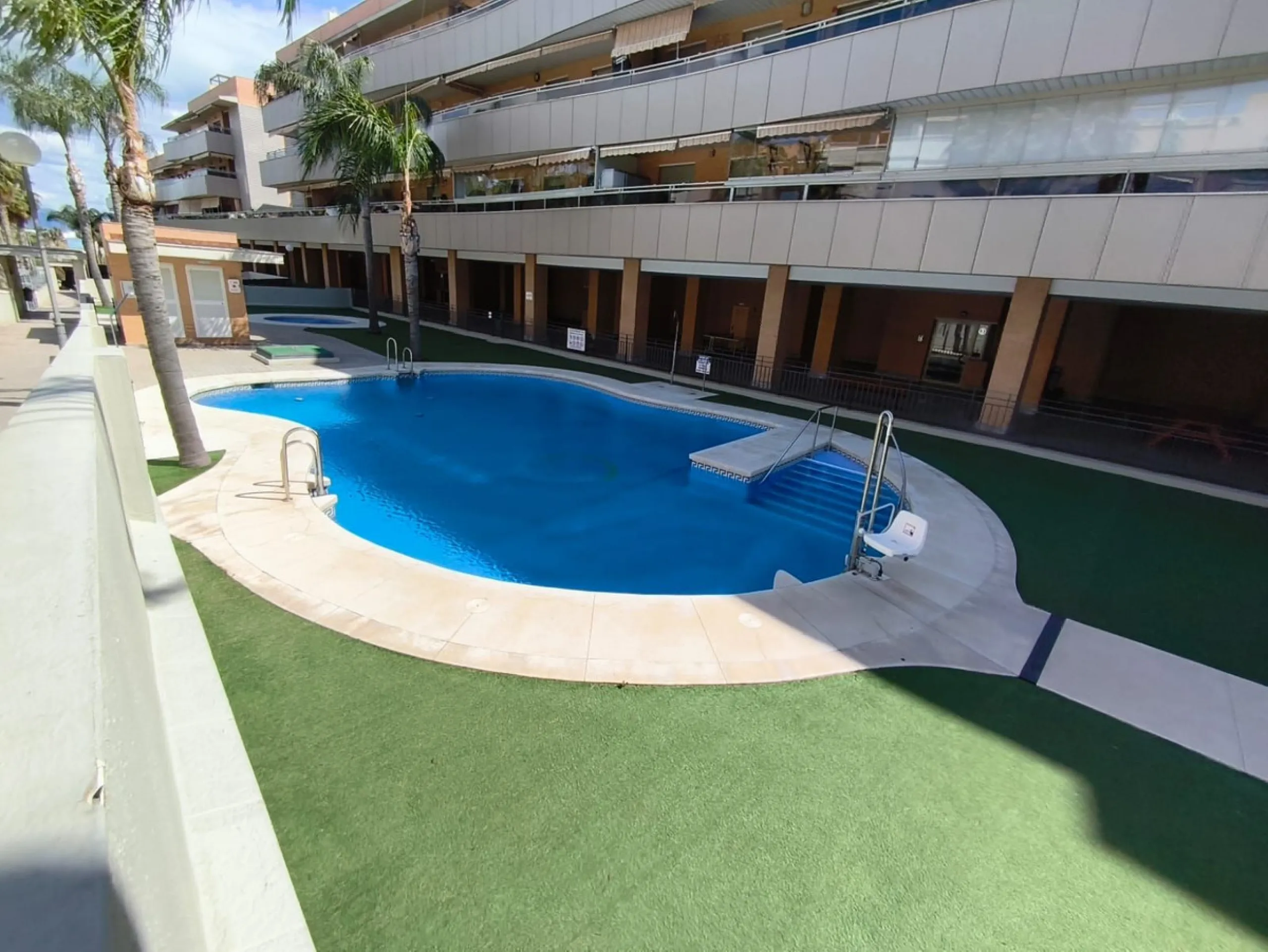 Spacious renovated 3-bedroom apartment with terrace, garage, storage room and communal areas in Torremolinos