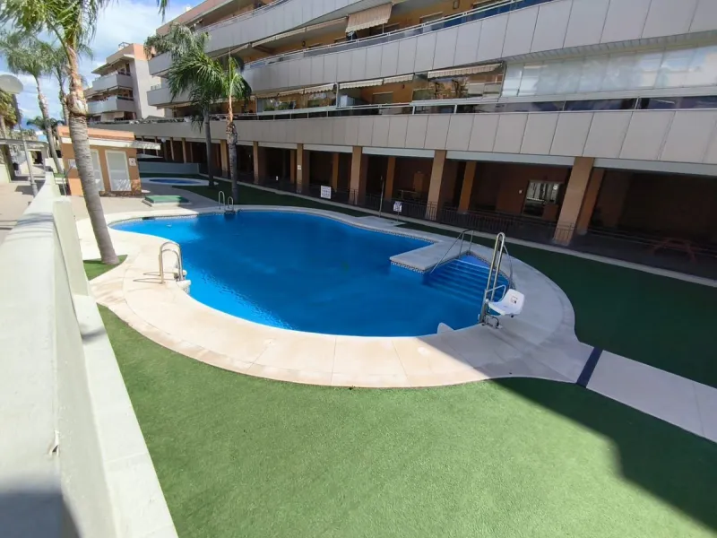 Spacious renovated 3-bedroom apartment with terrace, garage, storage room and communal areas in Torremolinos
