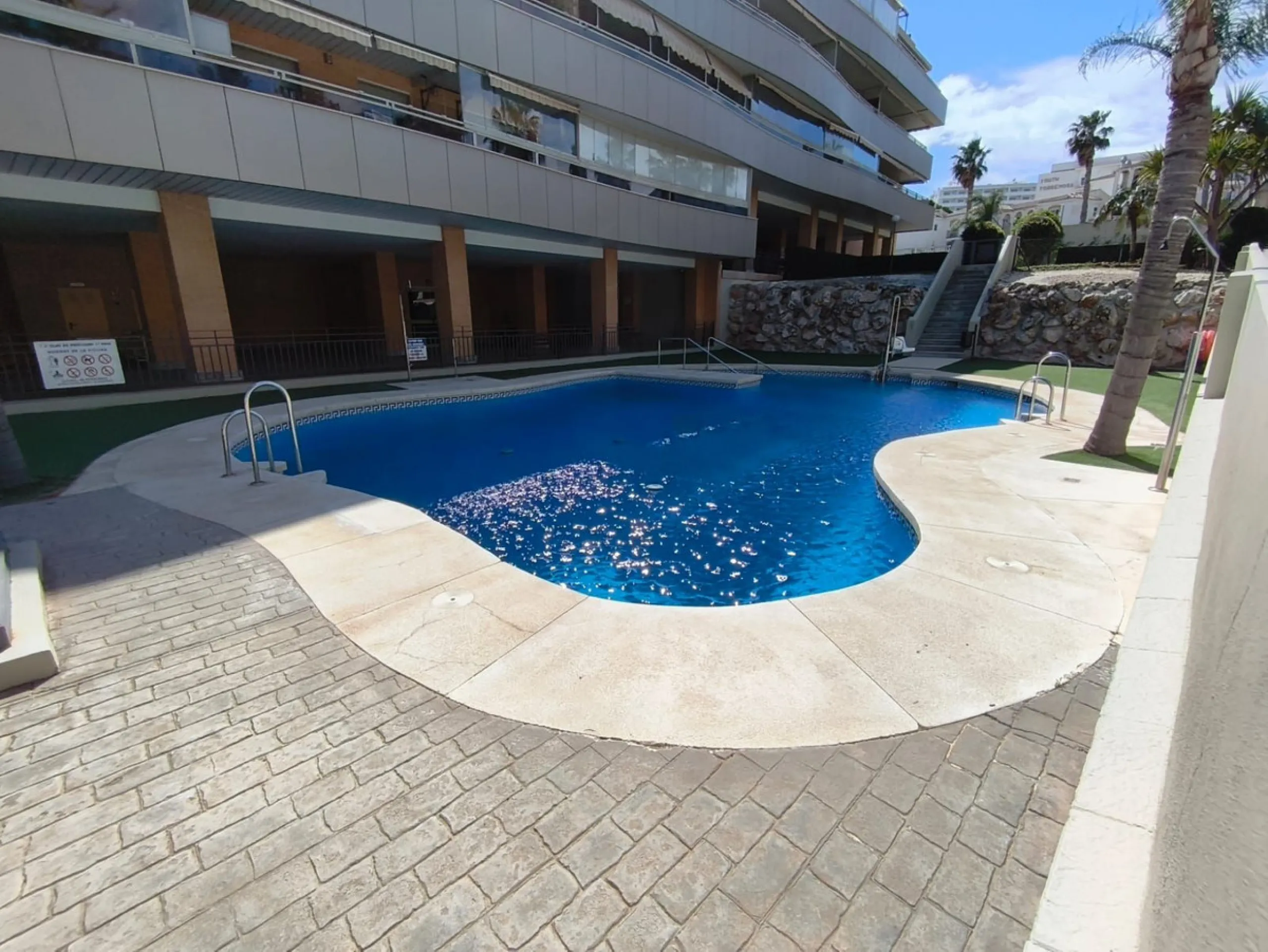 Spacious renovated 3-bedroom apartment with terrace, garage, storage room and communal areas in Torremolinos
