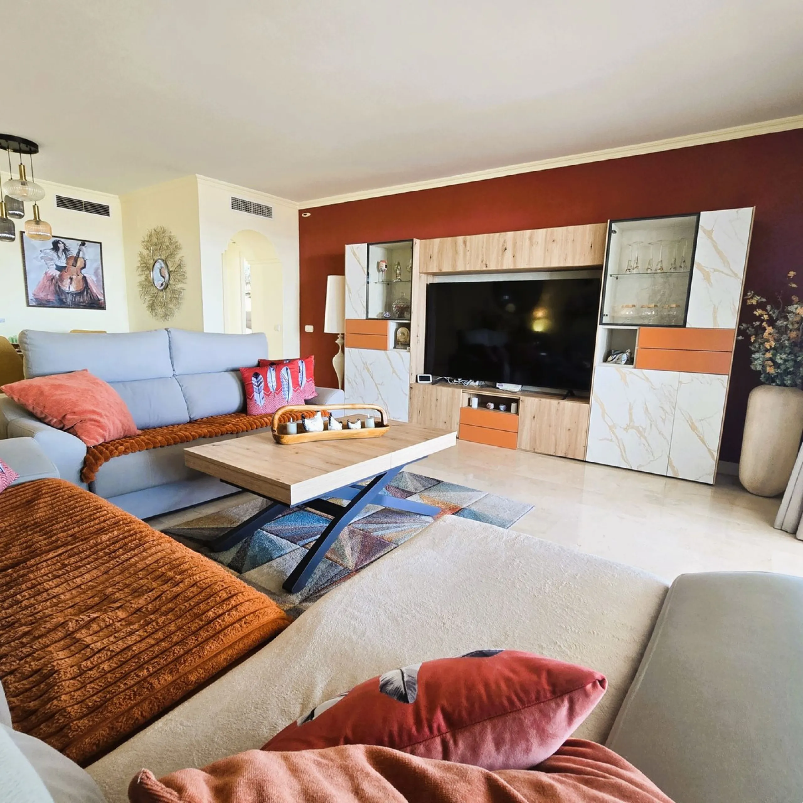 Beautiful, spacious apartment with sea and mountain views.