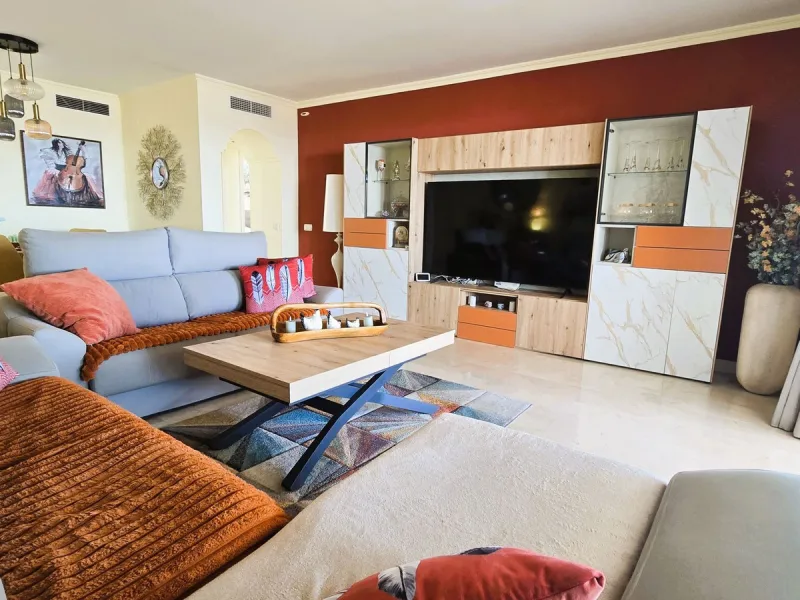 Beautiful, spacious apartment with sea and mountain views.