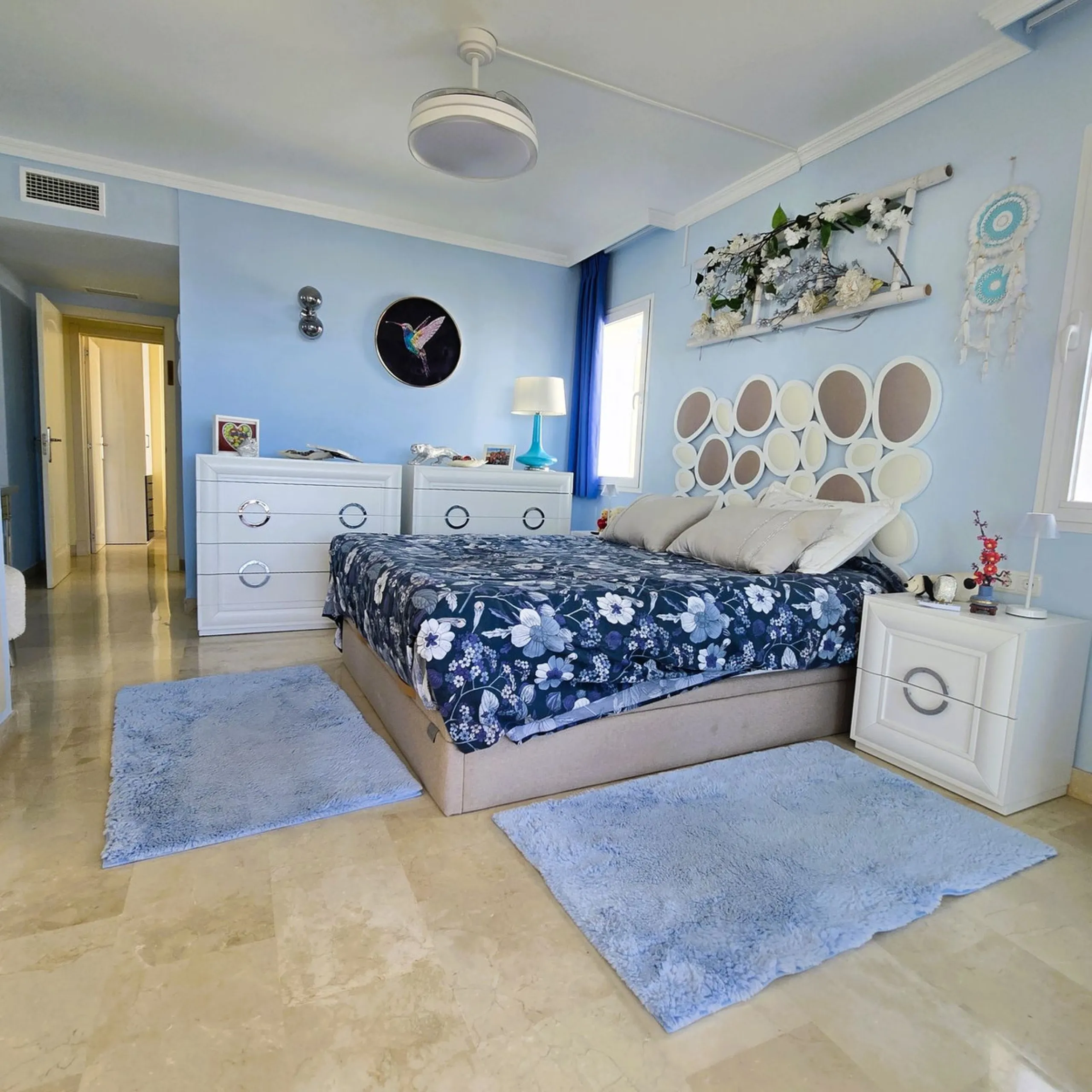 Beautiful, spacious apartment with sea and mountain views.