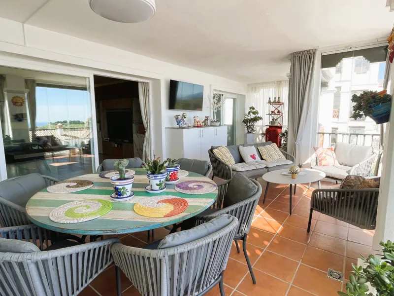 Beautiful, spacious apartment with sea and mountain views.