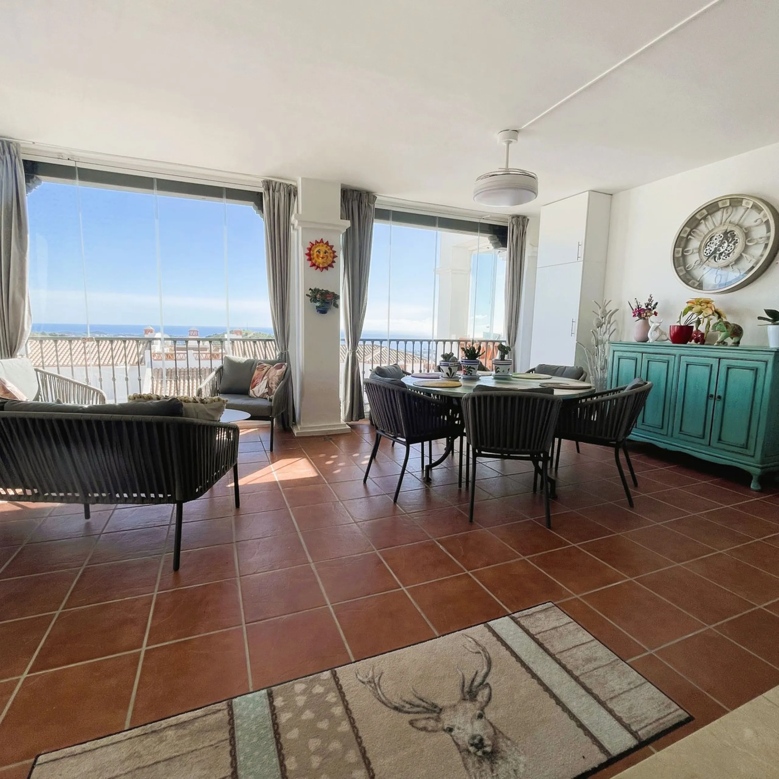 Beautiful, spacious apartment with sea and mountain views.