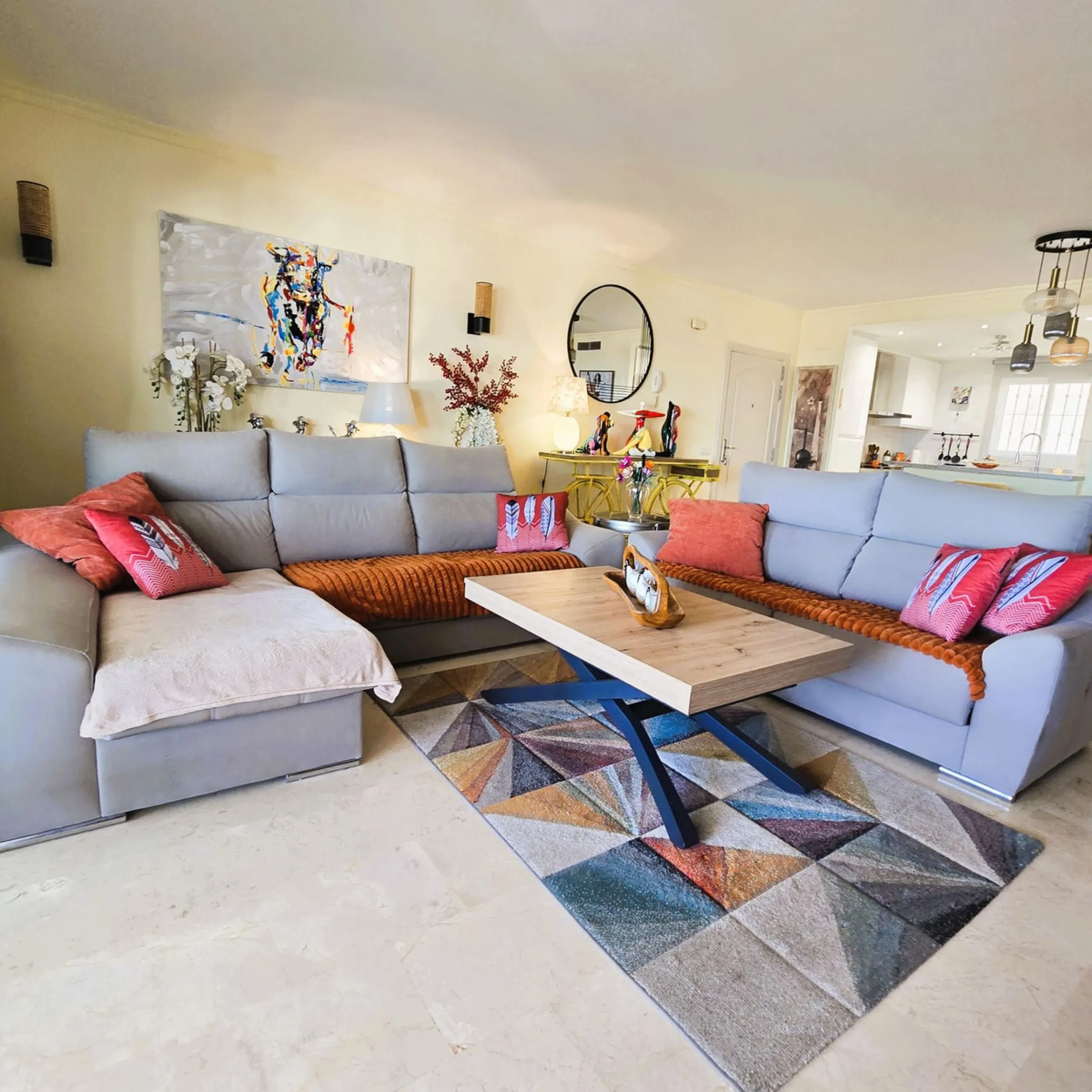 Beautiful, spacious apartment with sea and mountain views.