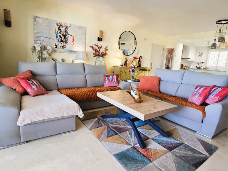 Beautiful, spacious apartment with sea and mountain views.