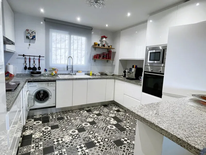 Beautiful, spacious apartment with sea and mountain views.