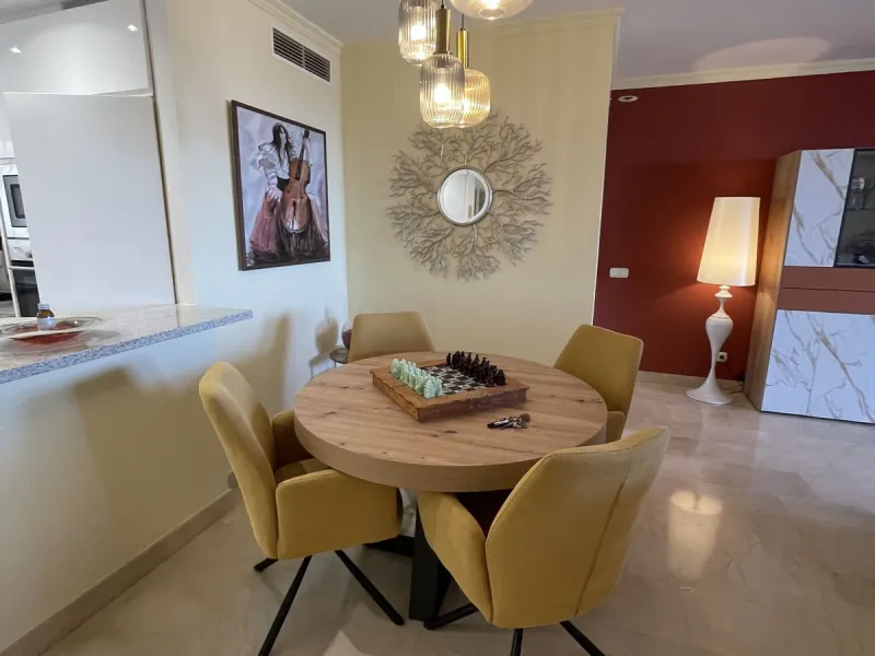 Beautiful, spacious apartment with sea and mountain views.