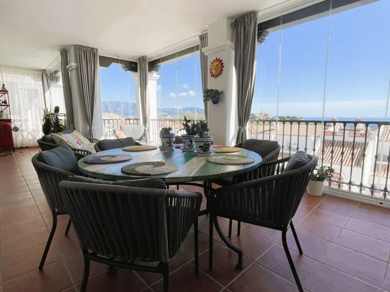 Beautiful, spacious apartment with sea and mountain views.