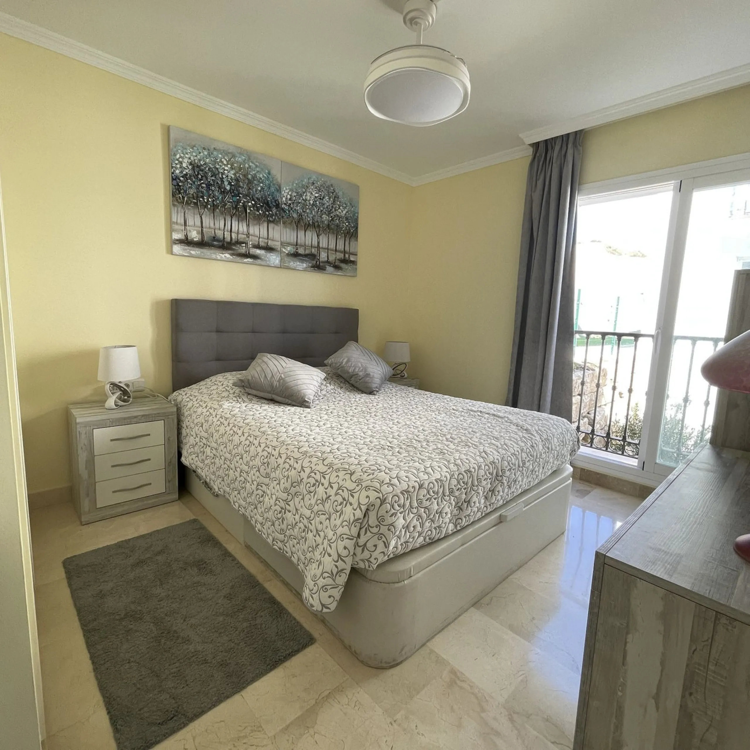 Beautiful, spacious apartment with sea and mountain views.