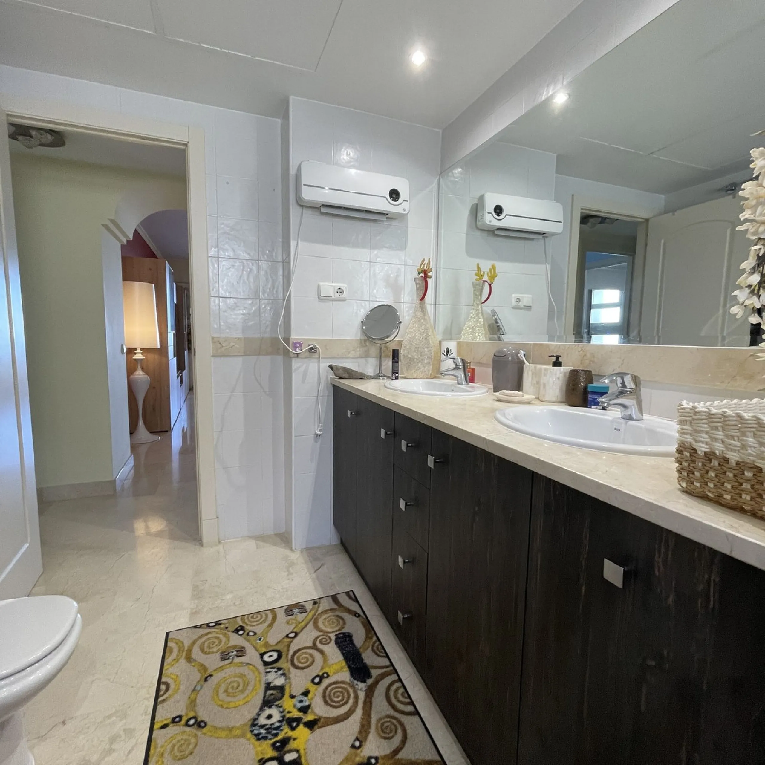 Beautiful, spacious apartment with sea and mountain views.