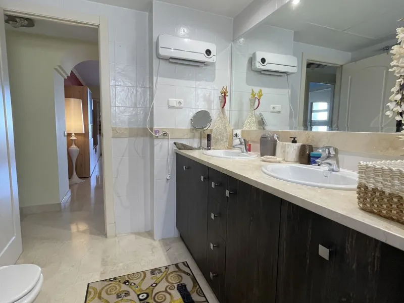 Beautiful, spacious apartment with sea and mountain views.