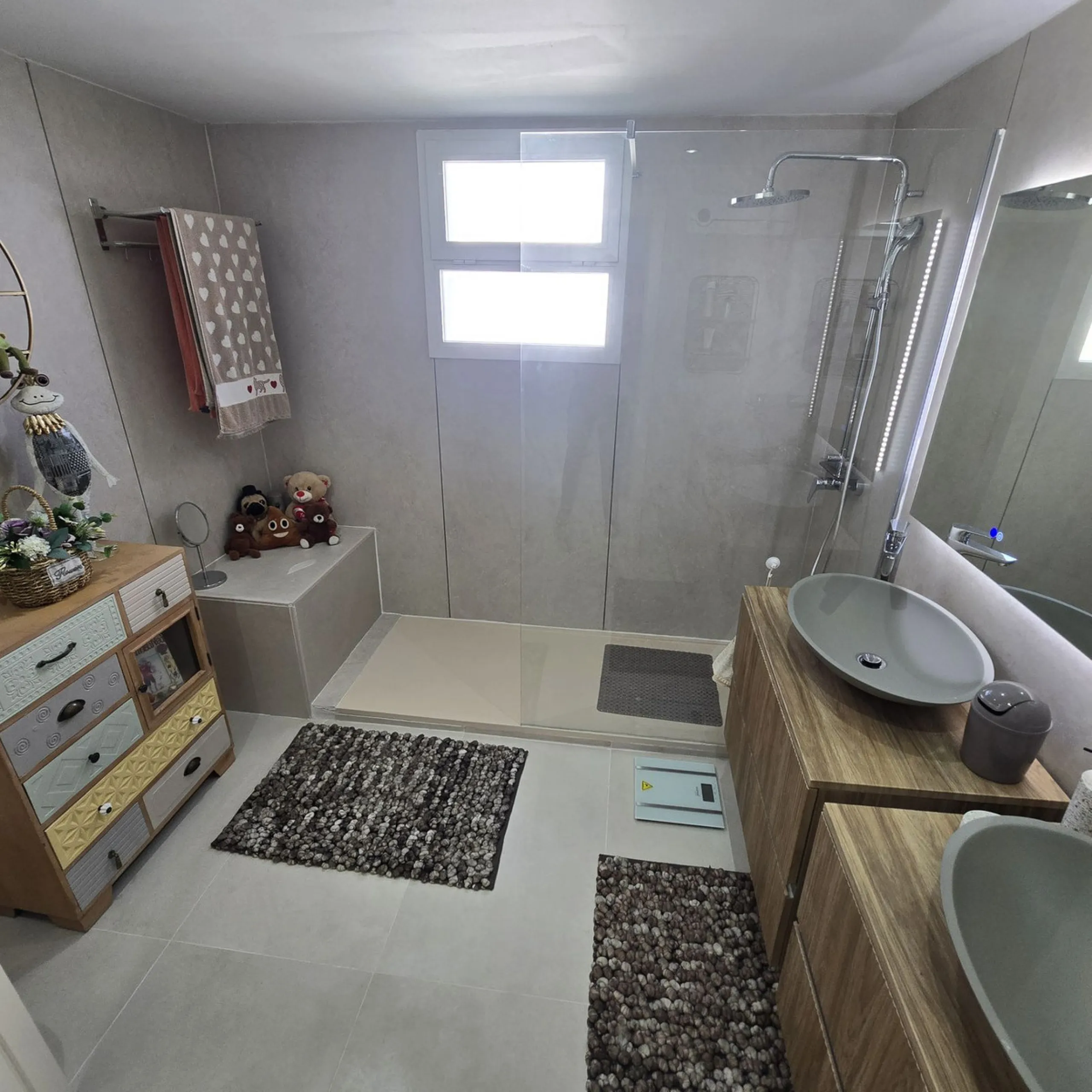 Beautiful, spacious apartment with sea and mountain views.