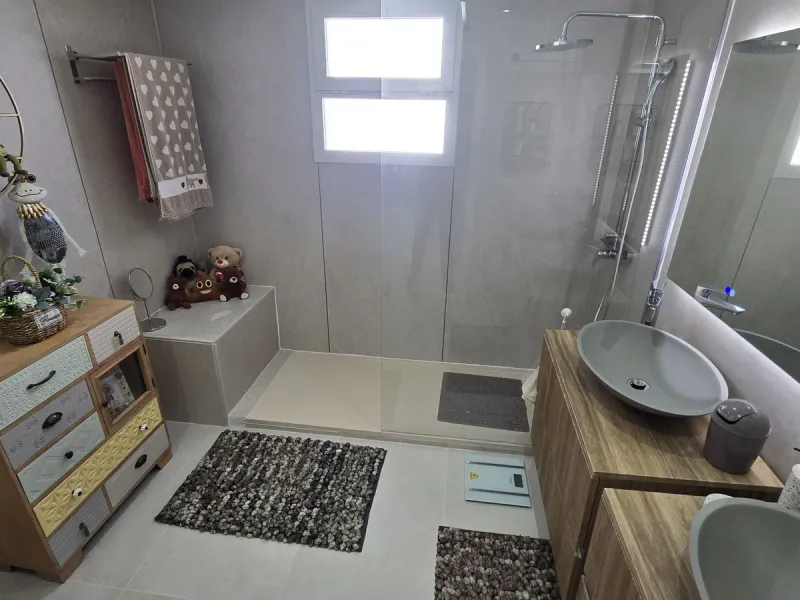 Beautiful, spacious apartment with sea and mountain views.