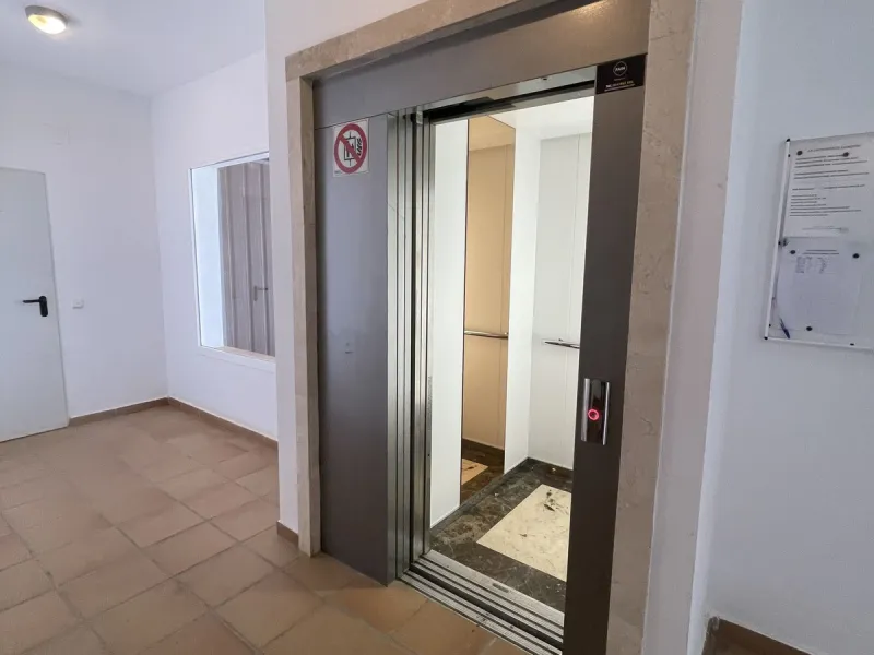 Beautiful, spacious apartment with sea and mountain views.