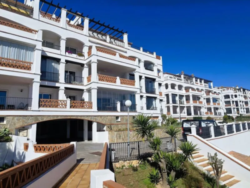 Beautiful, spacious apartment with sea and mountain views.
