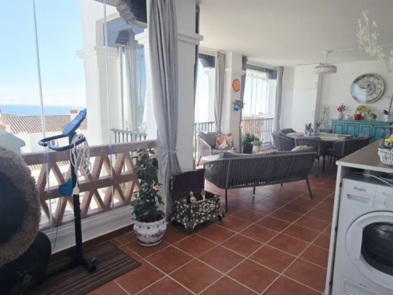 Beautiful, spacious apartment with sea and mountain views.