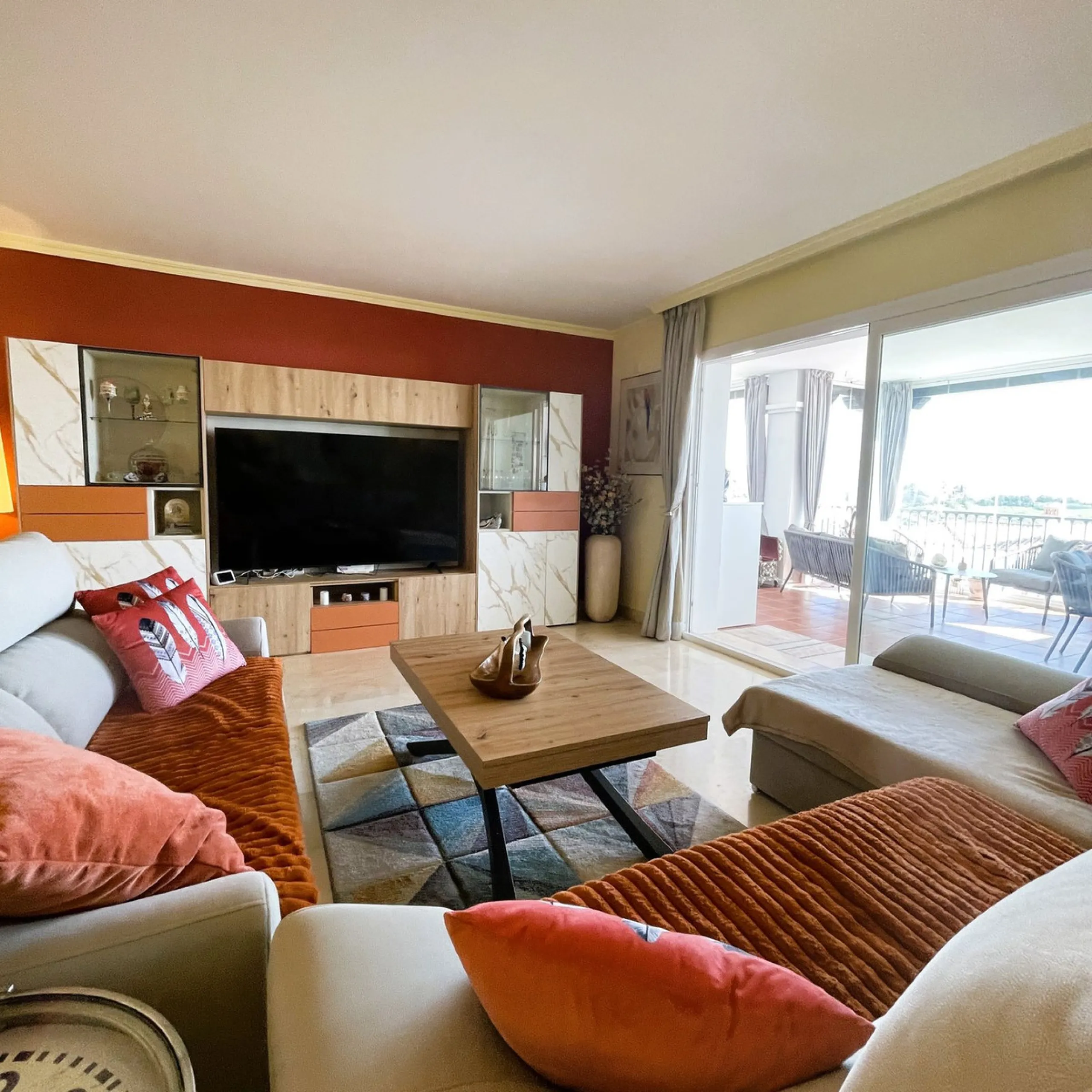 Beautiful, spacious apartment with sea and mountain views.