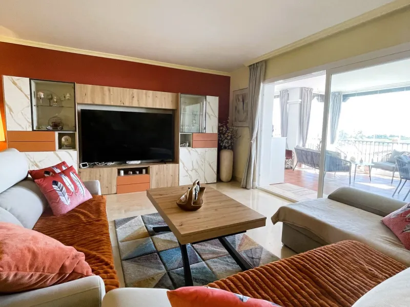 Beautiful, spacious apartment with sea and mountain views.