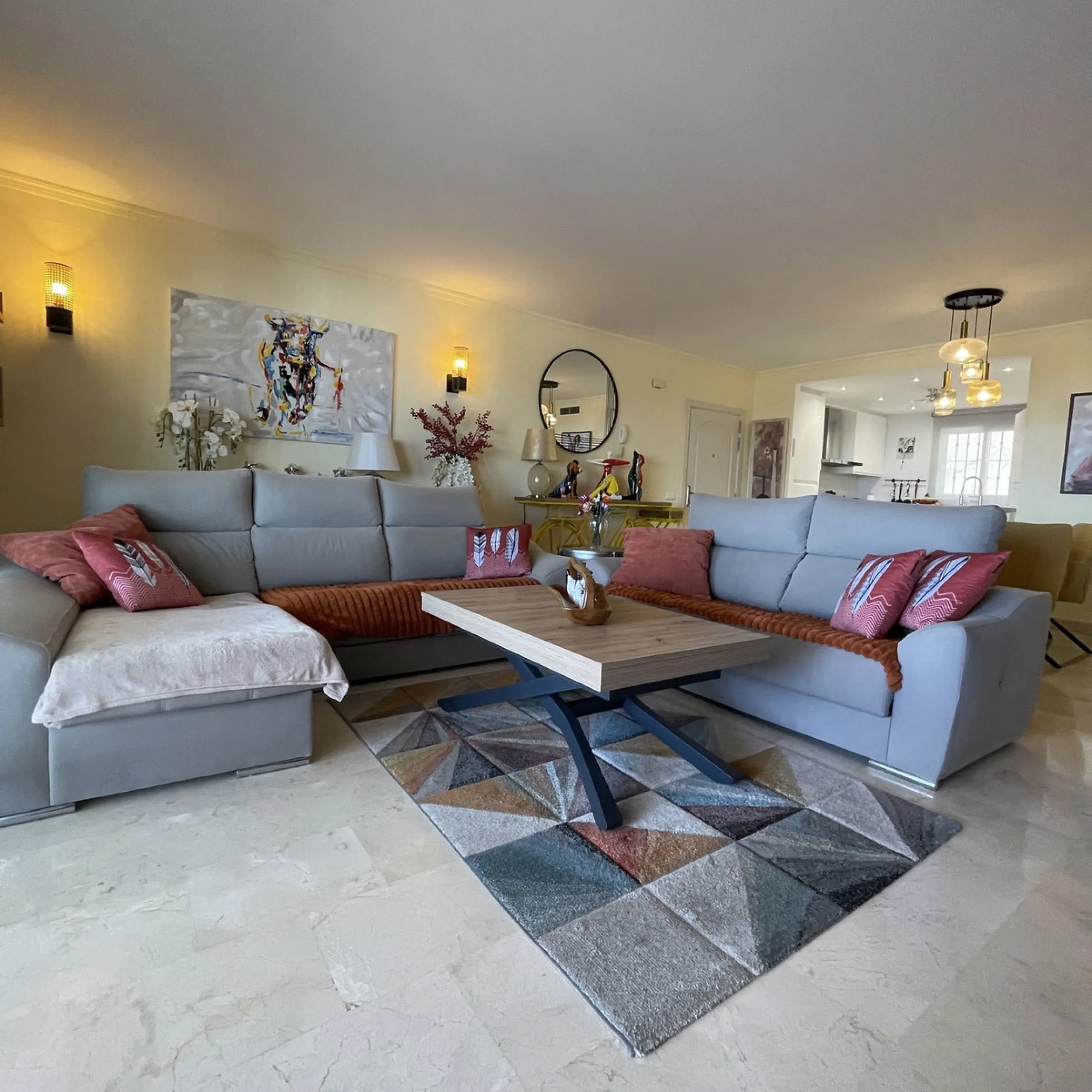 Beautiful, spacious apartment with sea and mountain views.