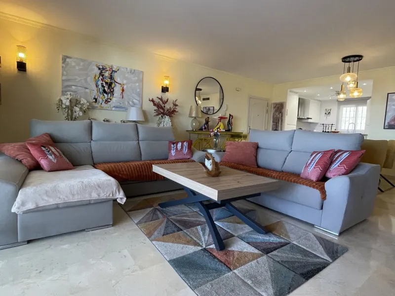 Beautiful, spacious apartment with sea and mountain views.