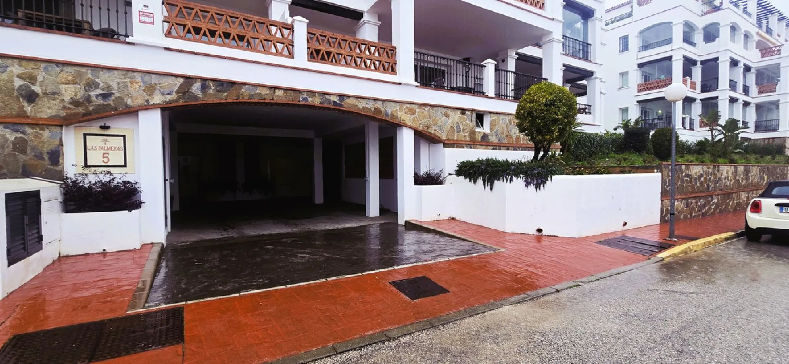 Beautiful, spacious apartment with sea and mountain views.