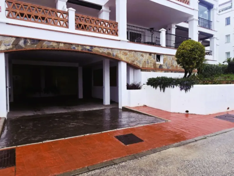 Beautiful, spacious apartment with sea and mountain views.