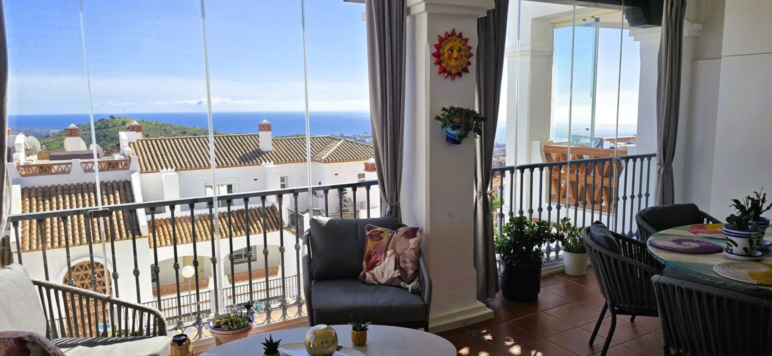Beautiful, spacious apartment with sea and mountain views.