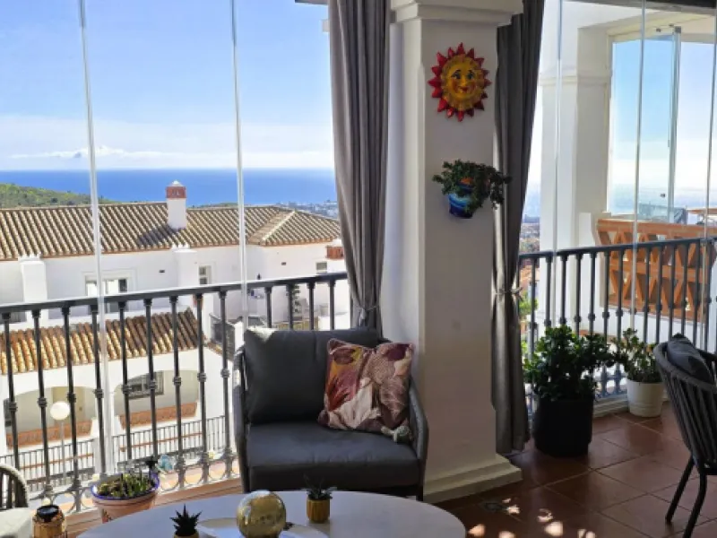 Beautiful, spacious apartment with sea and mountain views.