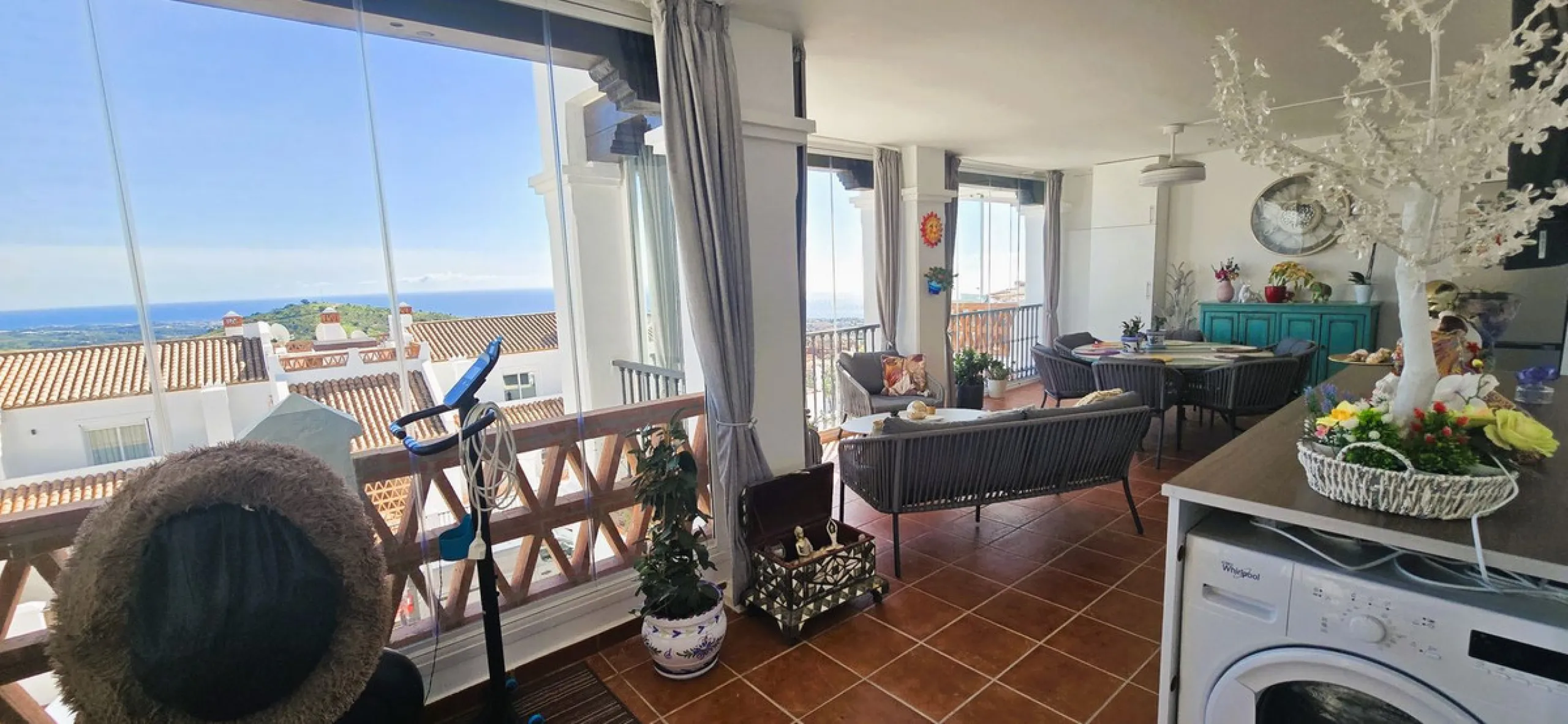 Beautiful, spacious apartment with sea and mountain views.