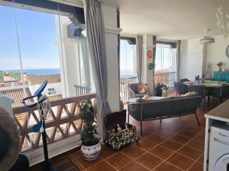 Beautiful, spacious apartment with sea and mountain views.