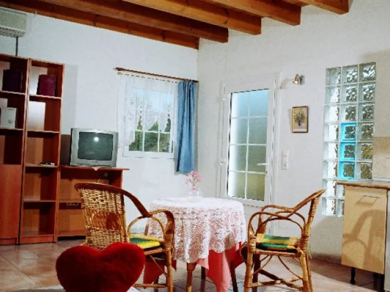 Villa located in the stops of the reales, with magnify views to the sea and the mountain, located 3km  center of estepona. it has central heating in all the rooms. Central heating and solar panels . Also the villa has two separated apartments, of 28m2 eac