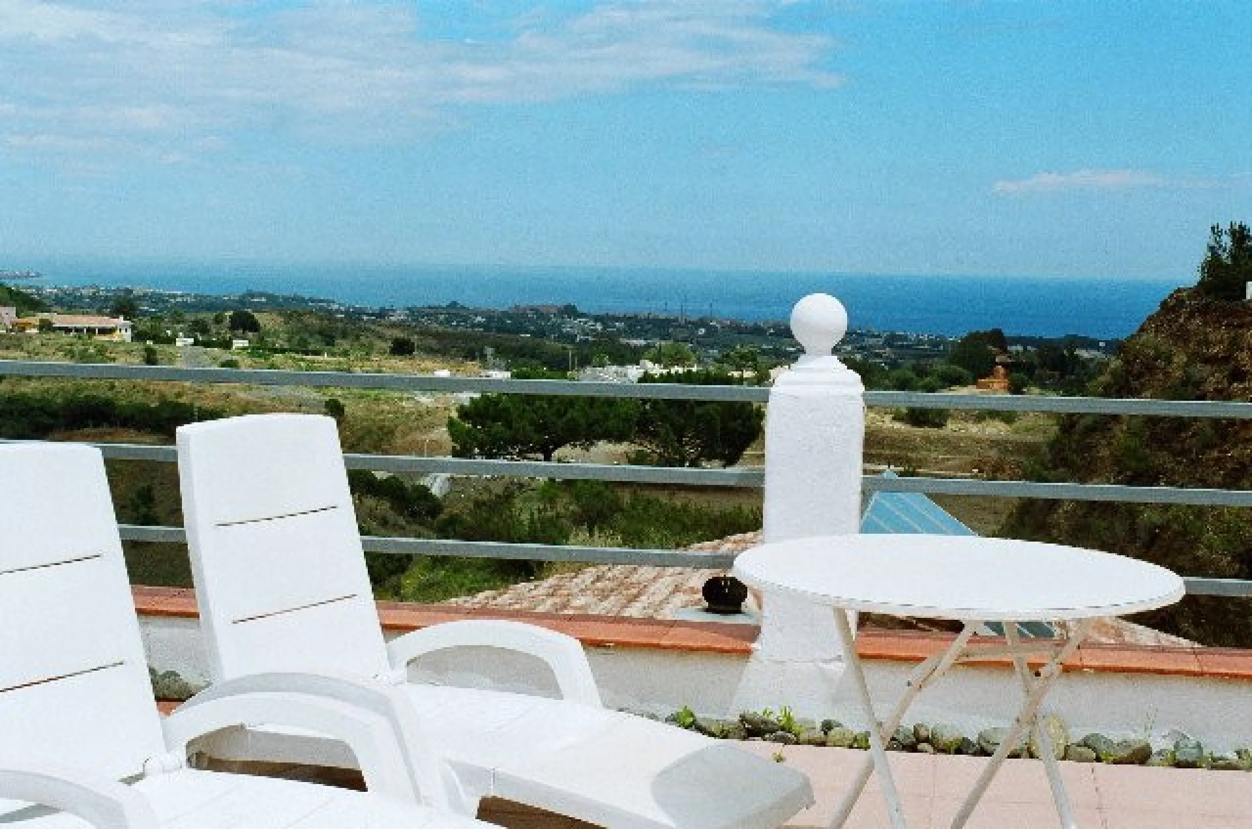 House - Detached Villa в продаже в Estepona, Málaga. В доме 3 спален и 4 ванных комнат. Площадь дома 239 м². Площадь участка 3757 м²