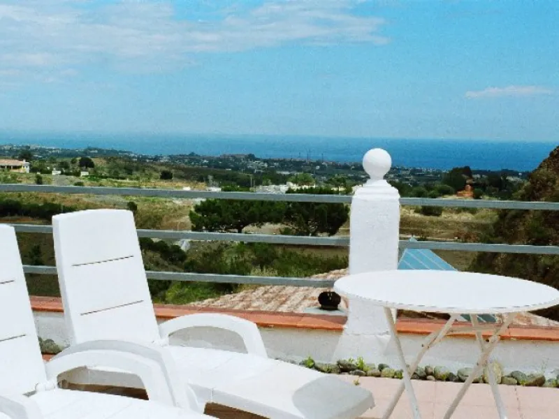 House - Detached Villa в продаже в Estepona, Málaga. В доме 3 спален и 4 ванных комнат. Площадь дома 239 м². Площадь участка 3757 м²