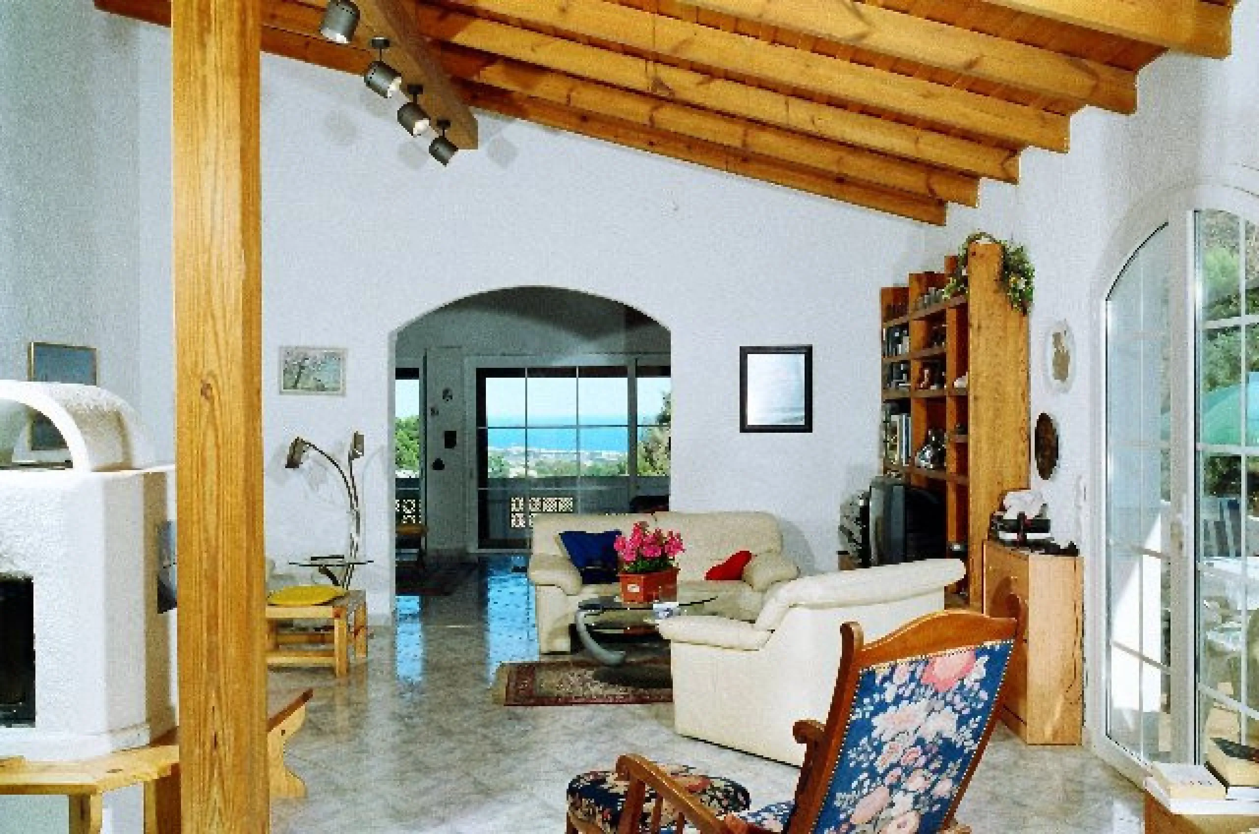 House - Detached Villa в продаже в Estepona, Málaga. В доме 3 спален и 4 ванных комнат. Площадь дома 239 м². Площадь участка 3757 м²