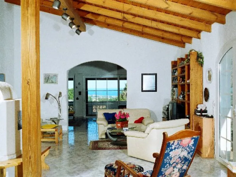 House - Detached Villa в продаже в Estepona, Málaga. В доме 3 спален и 4 ванных комнат. Площадь дома 239 м². Площадь участка 3757 м²