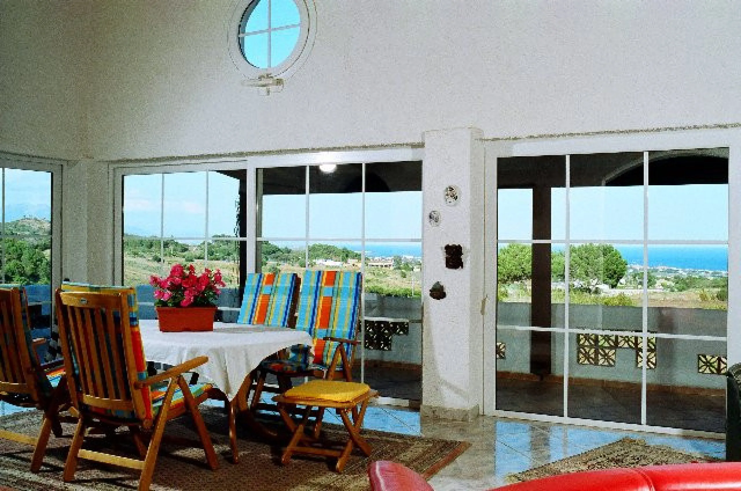 House - Detached Villa в продаже в Estepona, Málaga. В доме 3 спален и 4 ванных комнат. Площадь дома 239 м². Площадь участка 3757 м²