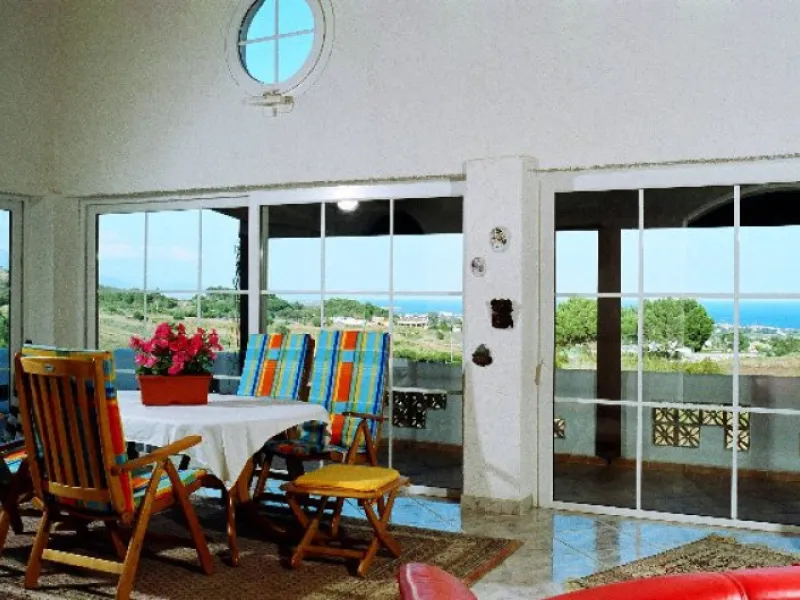 House - Detached Villa в продаже в Estepona, Málaga. В доме 3 спален и 4 ванных комнат. Площадь дома 239 м². Площадь участка 3757 м²