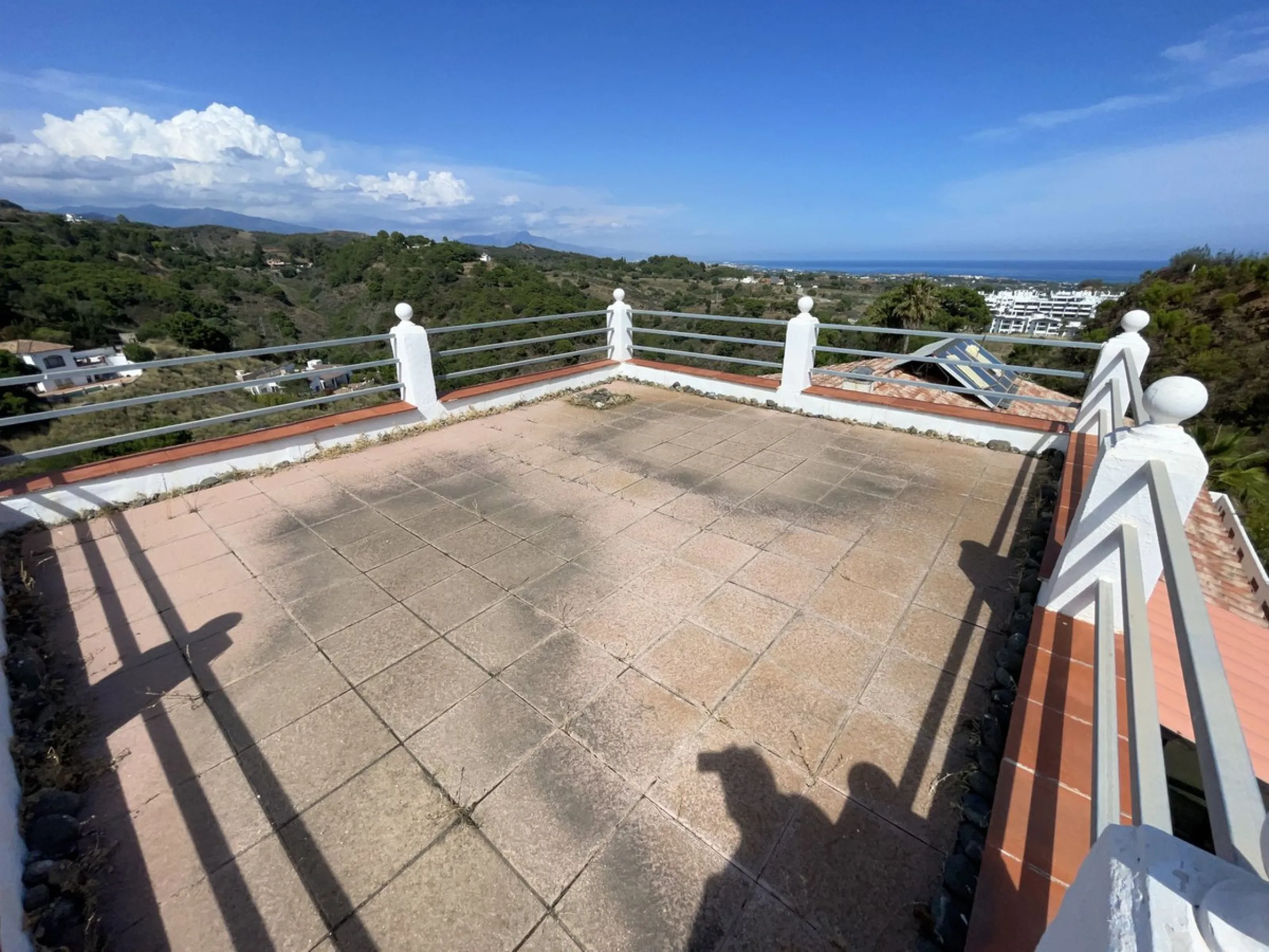House - Detached Villa в продаже в Estepona, Málaga. В доме 3 спален и 4 ванных комнат. Площадь дома 239 м². Площадь участка 3757 м²
