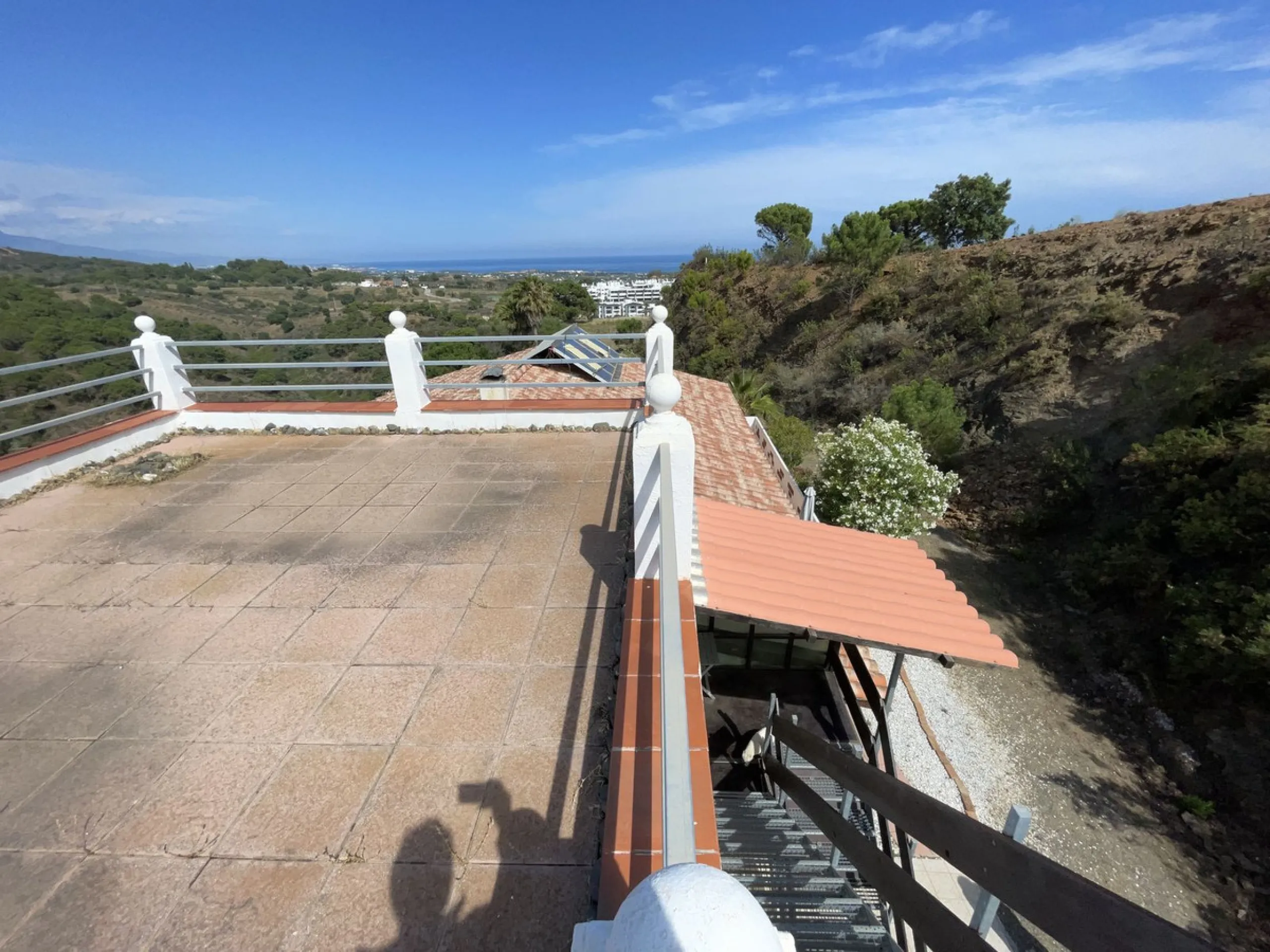 House - Detached Villa в продаже в Estepona, Málaga. В доме 3 спален и 4 ванных комнат. Площадь дома 239 м². Площадь участка 3757 м²