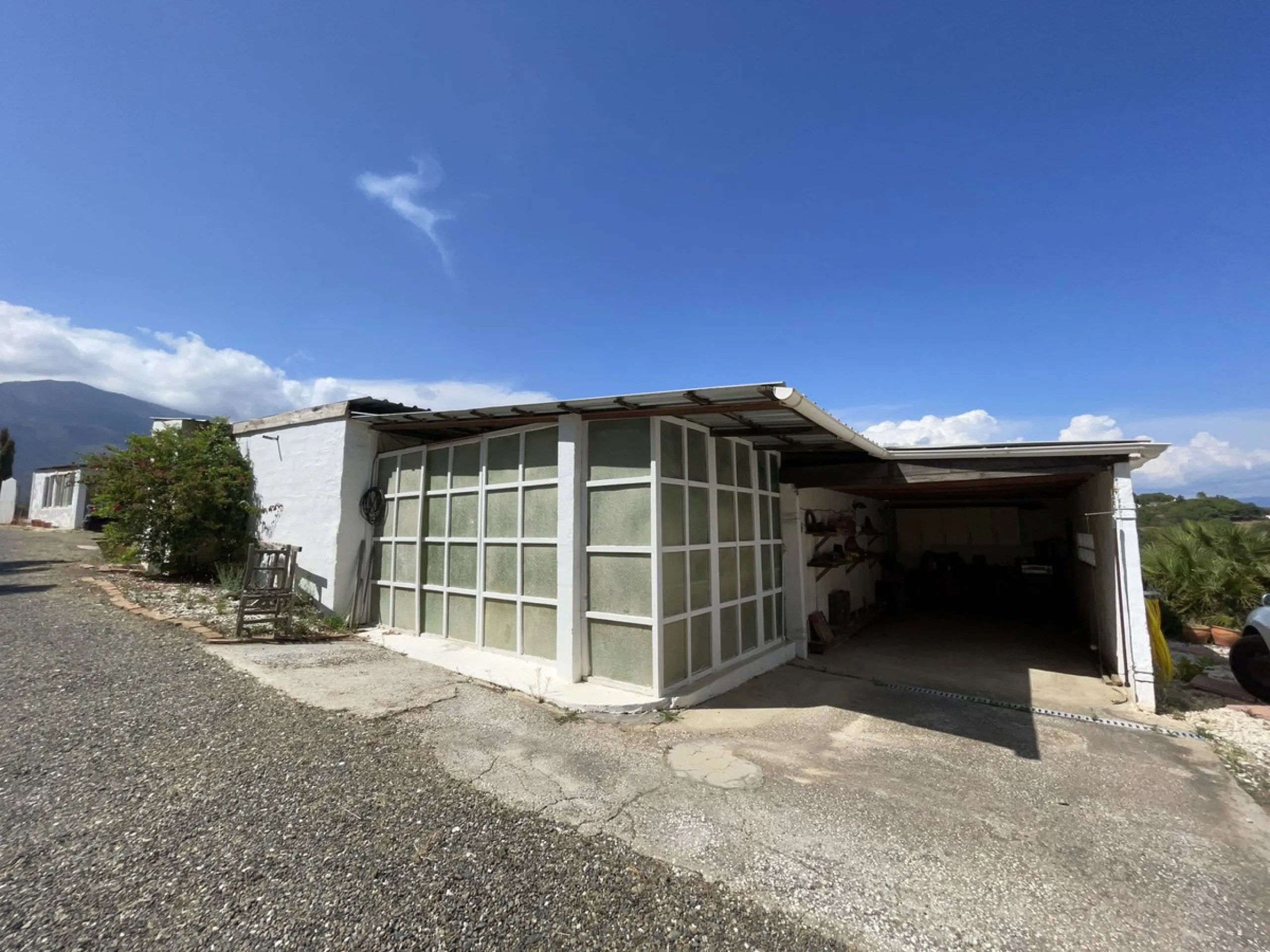 House - Detached Villa в продаже в Estepona, Málaga. В доме 3 спален и 4 ванных комнат. Площадь дома 239 м². Площадь участка 3757 м²
