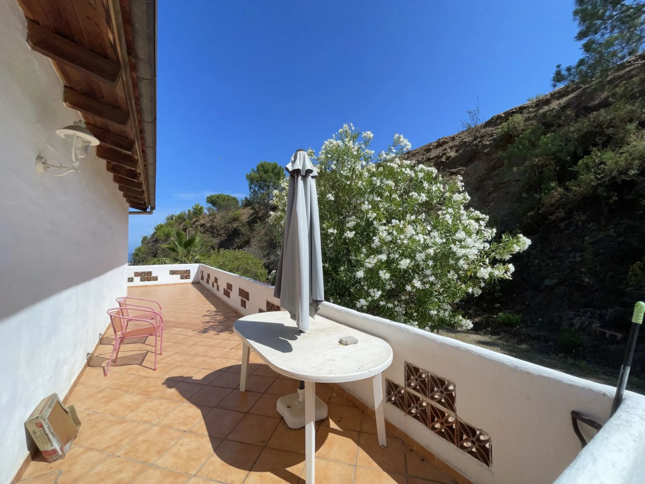 House - Detached Villa в продаже в Estepona, Málaga. В доме 3 спален и 4 ванных комнат. Площадь дома 239 м². Площадь участка 3757 м²