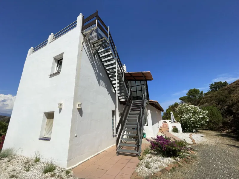 House - Detached Villa в продаже в Estepona, Málaga. В доме 3 спален и 4 ванных комнат. Площадь дома 239 м². Площадь участка 3757 м²