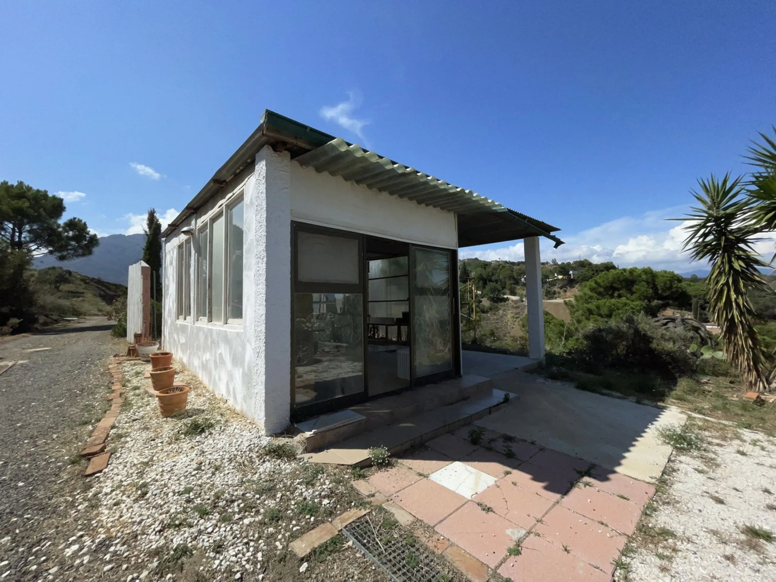 House - Detached Villa в продаже в Estepona, Málaga. В доме 3 спален и 4 ванных комнат. Площадь дома 239 м². Площадь участка 3757 м²
